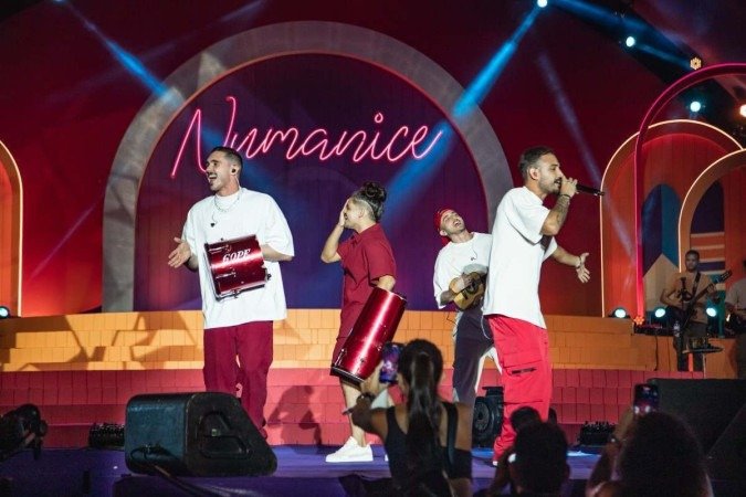   Grupo de pagode "Doze por Oito" em show do Numanice 2023