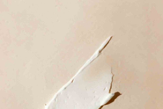 O protetor dever ser usado depois da limpeza e  hidratação da pele e antes da aplicação da maquiagem.