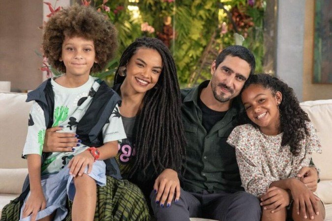 Pudim (Antônio Caramelo), Paulina (Lucy Ramos), Tom (Renato Góes) e Laurinha (Sophia Rosa) em 'Família é Tudo' - (crédito: Manoella Mello/Globo) Pudim (Antônio Caramelo), Paulina (Lucy Ramos), Tom (Renato Góes) e Laurinha (Sophia Rosa) em 'Família é Tudo' - (crédito: Manoella Mello/Globo)