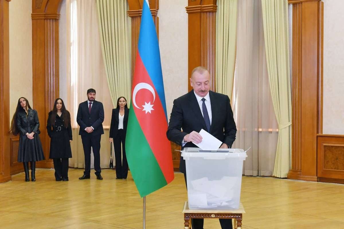 O presidente Ilham Aliyev deposita a c&eacute;dula eleitoral em se&ccedil;&atilde;o na cidade de Khankendi, na regi&atilde;o de Nagorno-Karabakh