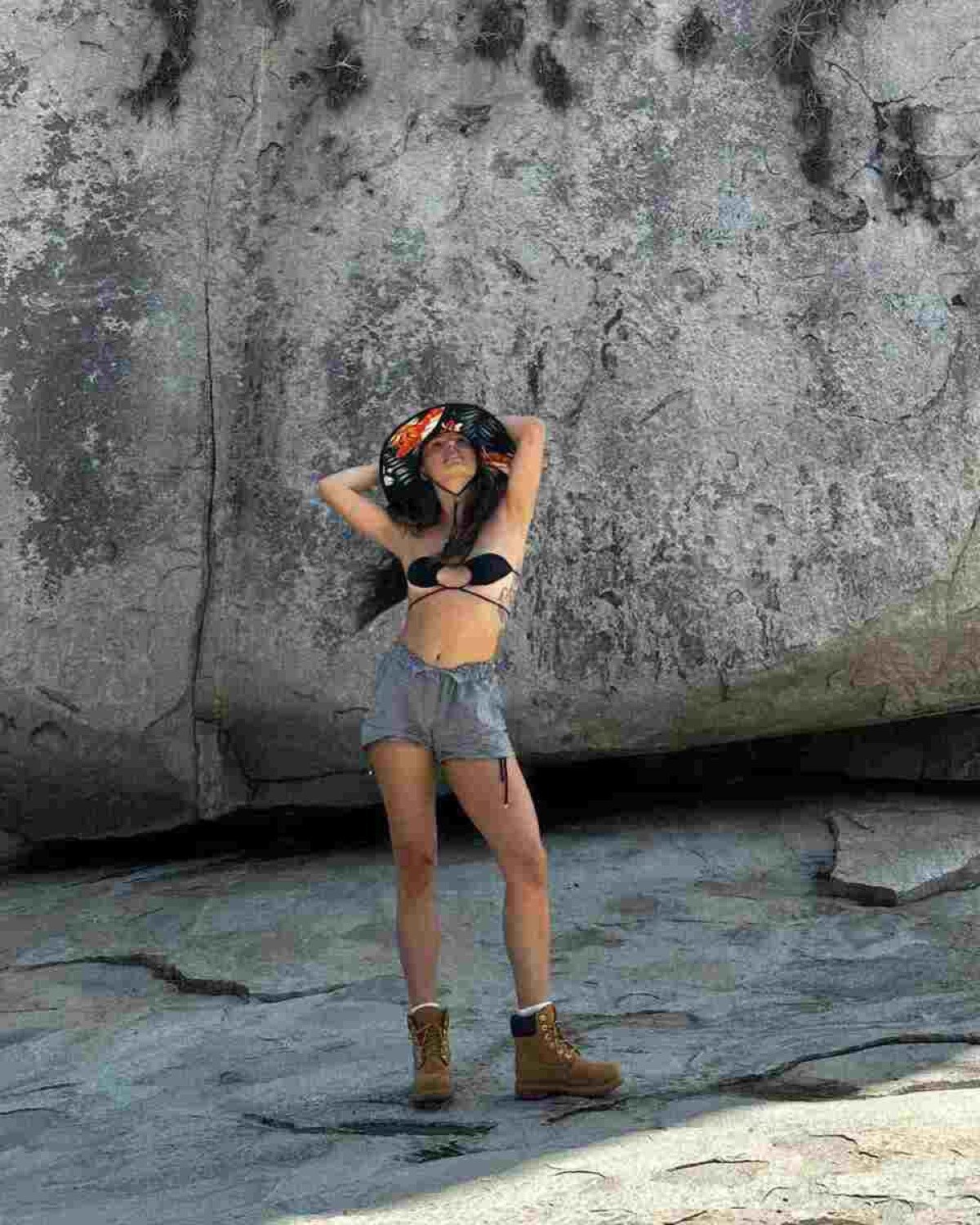 Com a parte de cima dos biquínis, é possível brincar e criar vários tipos de amarração, cruzando entre os seios ou criando uma versão de um tomara que caia, assim como a artista Isis Valverde. 