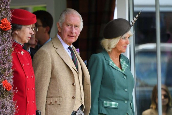 O Rei Charles III da Grã-Bretanha (C), a Rainha Camilla da Grã-Bretanha (R) e a Princesa Anne da Grã-Bretanha, Princesa Real (L) participam do Braemar Gathering anual em Braemar, região central da Escócia, em 2 de setembro de 2023. -  (crédito: ANDY BUCHANAN/AFP)