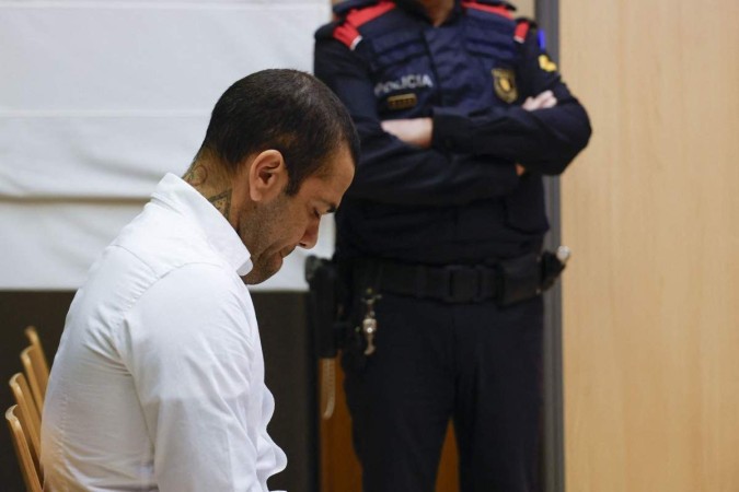 Daniel Alves foi condenado por estupro na Espanha -  (crédito: ALBERTO ESTÉVEZ / POOL / AFP)