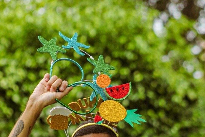  07/02/2024 Crédito: Kayo Magalhães/CB/D.A Press. Brasil. Brasília - DF. Revista do Correio. Jeff Guimarães, 34 anos. Faz adornos e tiaras para usar e vender no carnaval.