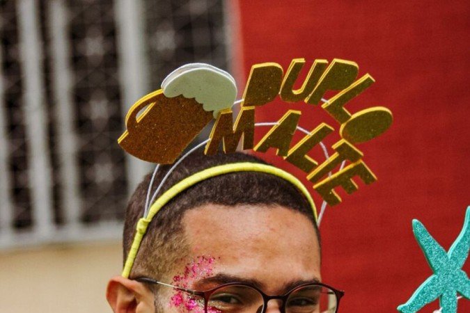  07/02/2024 Crédito: Kayo Magalhães/CB/D.A Press. Brasil. Brasília - DF. Revista do Correio. Jeff Guimarães, 34 anos. Faz adornos e tiaras para usar e vender no carnaval.