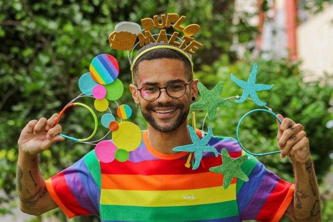  07/02/2024 Crédito: Kayo Magalhães/CB/D.A Press. Brasil. Brasília - DF. Revista do Correio. Jeff Guimarães, 34 anos. Faz adornos e tiaras para usar e vender no carnaval.