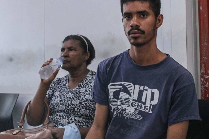 Maria Das Graças e o filho, Manuel Gomes, aguardaram mais de 10 horas para atendimento na UPA