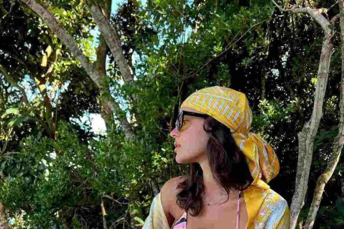 O uso da terceira peça e de lenços é muito bem-vindo na composição de looks com peças de moda praia