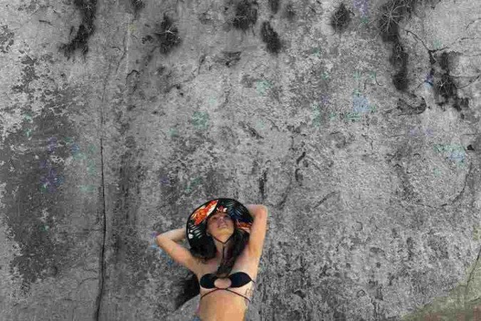 Com a parte de cima dos biquínis, é possível brincar e criar vários tipos de amarração, cruzando entre os seios ou transformando em uma versão de tomara que caia, assim como fez a atriz Isis Valverde