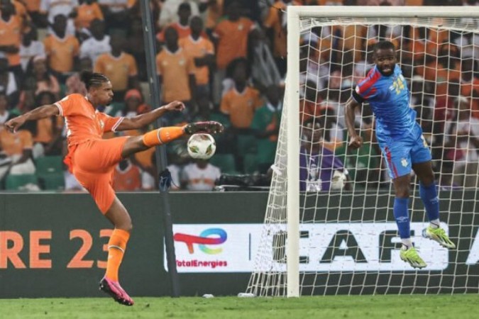Jogadores da Costa do Marfim celebram o gol de Haller que garantiu a vaga da seleção na final da Copa da África  -  (crédito: Foto: Franck Fife/AFP via Getty Images)