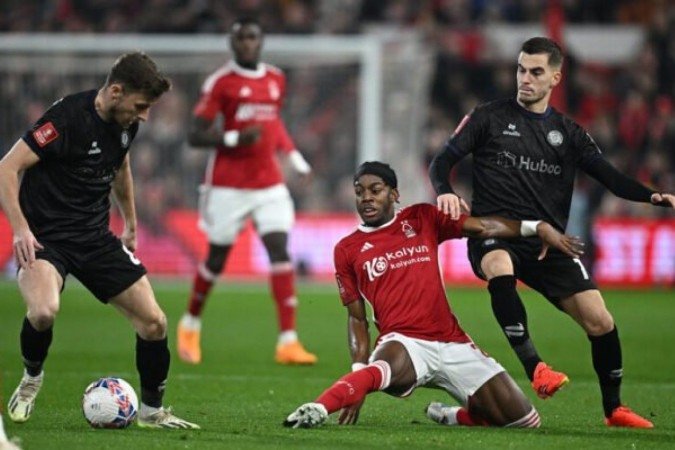 Jogadores de Nottingham Forest e Bristol City em disputa de bola na Copa da Inglaterra - Foto: Paul Ellis/AFP via Getty Images -  (crédito: Foto: Paul Ellis/AFP via Getty Images)