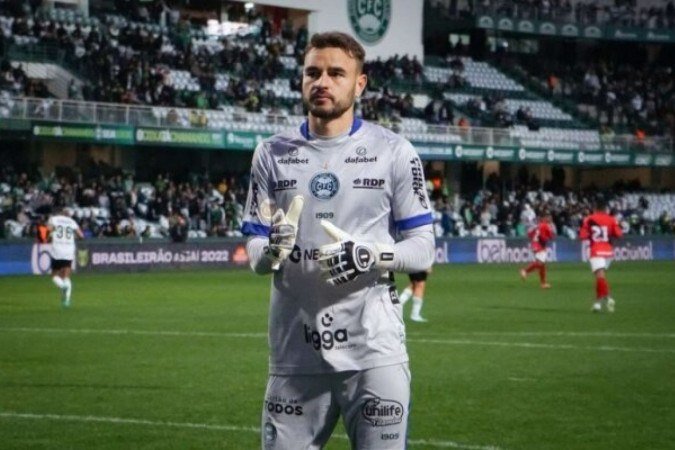 O goleiro Gabriel Vasconcelos está treinando separadamente desde que pediu para deixar o clube, em janeiro - (crédito: Foto: Coritiba/Arquivo) O goleiro Gabriel Vasconcelos está treinando separadamente desde que pediu para deixar o clube, em janeiro - (crédito: Foto: Coritiba/Arquivo)