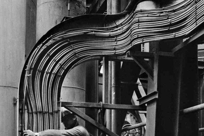 Trabalhador faz a manutenção dos tubos – parte do sistema eletrônico, em Dunquerque (França, 1987)
 -  (crédito: Sebastião Salgado)