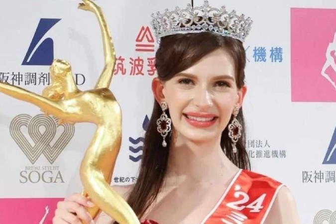 Karolina Shiino com o troféu de Miss Japão -  (crédito: STR / JIJI Press / AFP)