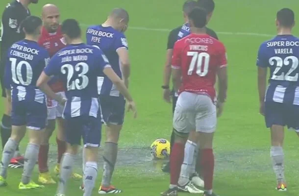 Chuva faz árbitro Gustavo Correia interromper jogo pela Taça de Portugal - (crédito: Foto: Reprodução de vídeo twitter @sporttvportugal) Chuva faz árbitro Gustavo Correia interromper jogo pela Taça de Portugal - (crédito: Foto: Reprodução de vídeo twitter @sporttvportugal)