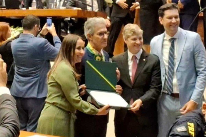 O governador Romeu Zema, de Minas Gerais, com a medalha Mérito Legislativo, ao lado de deputados do Novo -  (crédito: Evandro Éboli/CB/DA.Press)