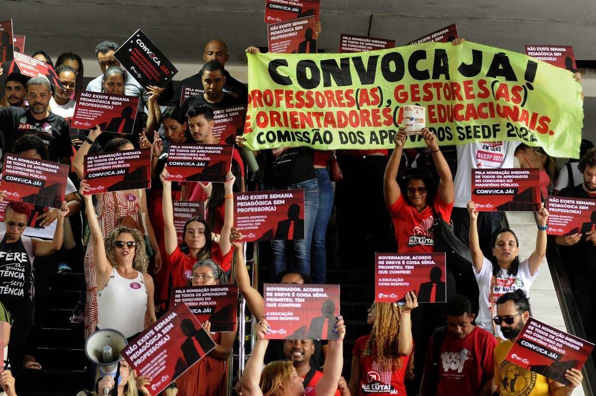 Professores do DF fazem protesto por descumprimento de acordo de greve