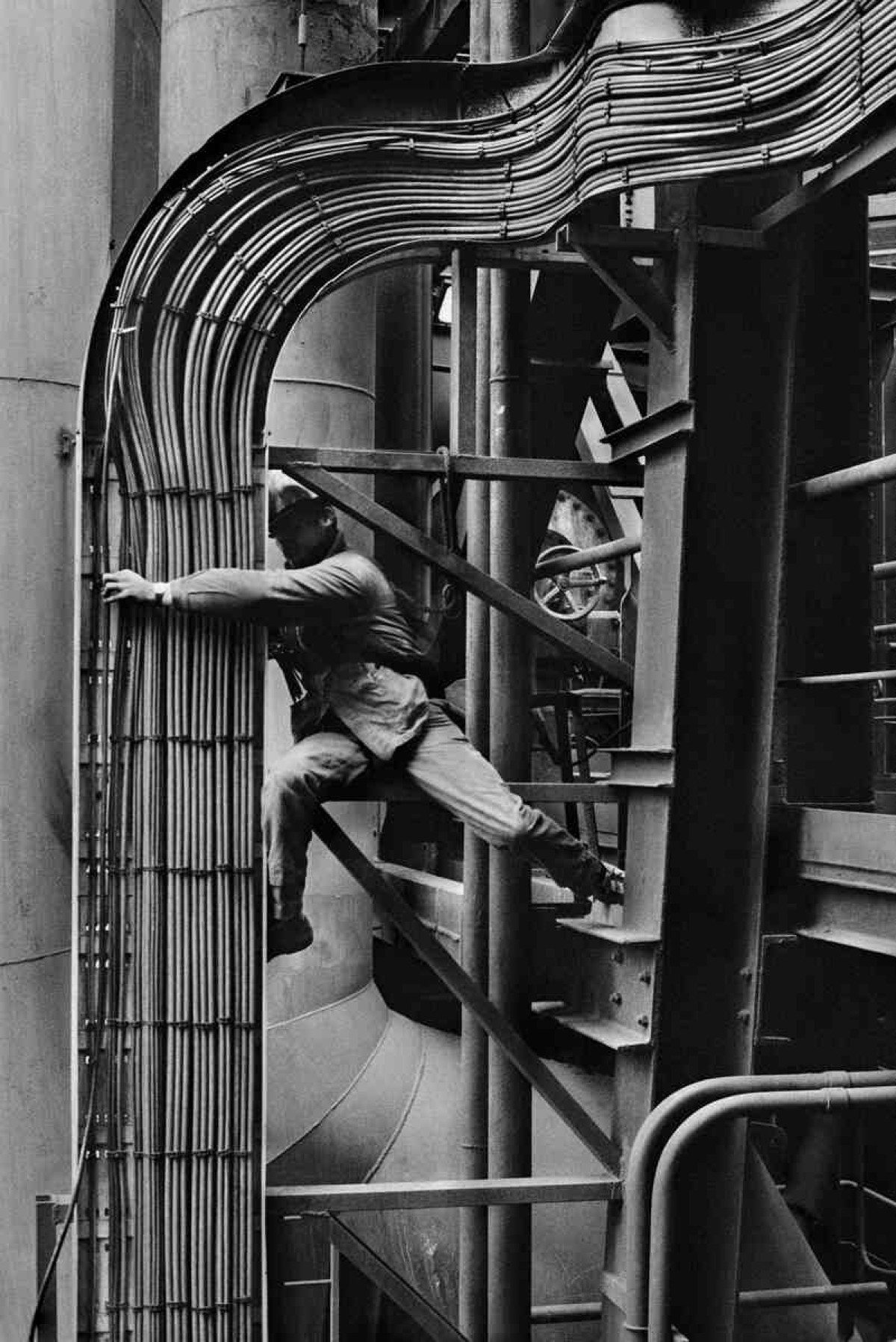 Trabalhador faz a manutenção de tubos de um sistema eletrônico em Dunquerque (França, 1987)