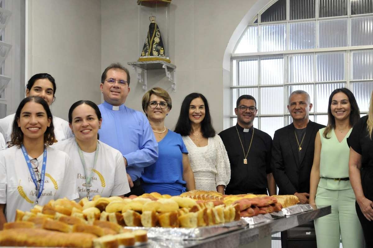 A Padaria Artesanal, idealizada pela segunda-dama da República, Lu Alckmin (C), formou 13 multiplicadores das técnicas de panificação na Paróquia Nossa Senhora das Mercês 