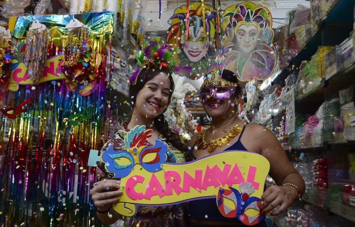  08/02/2024 Crédito: Marcelo Ferreira/CB/D.A Press. Brasil. Brasília - DF -  Como o carnaval movimenta a economia de Brasília. Fantasias para o carnaval 2024. Taguacenter. Maria Clara Vierira com a mãe Antônia Vieira