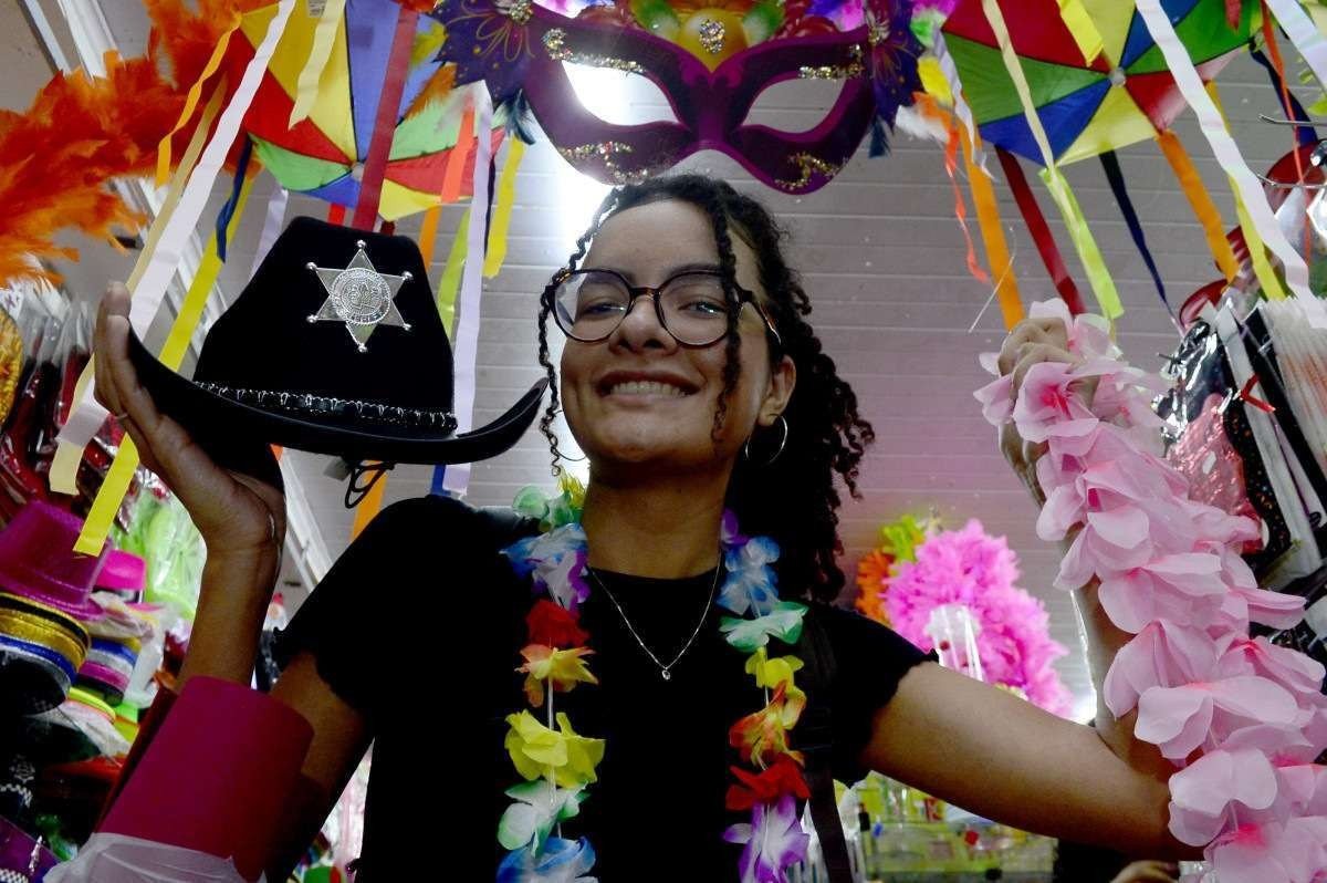  08/02/2024 Crédito: Marcelo Ferreira/CB/D.A Press. Brasil. Brasília - DF -  Como o carnaval movimenta a economia de Brasília. Fantasias para o carnaval 2024. Taguacenter. Beatriz de Castro.