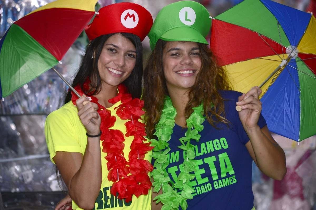  08/02/2024 Crédito: Marcelo Ferreira/CB/D.A Press. Brasil. Brasília - DF -  Como o carnaval movimenta a economia de Brasília. Fantasias para o carnaval 2024. Taguacenter. As irmãs Barbara Alves (camisa amarela) e Bianca Alves (Camisa azul)