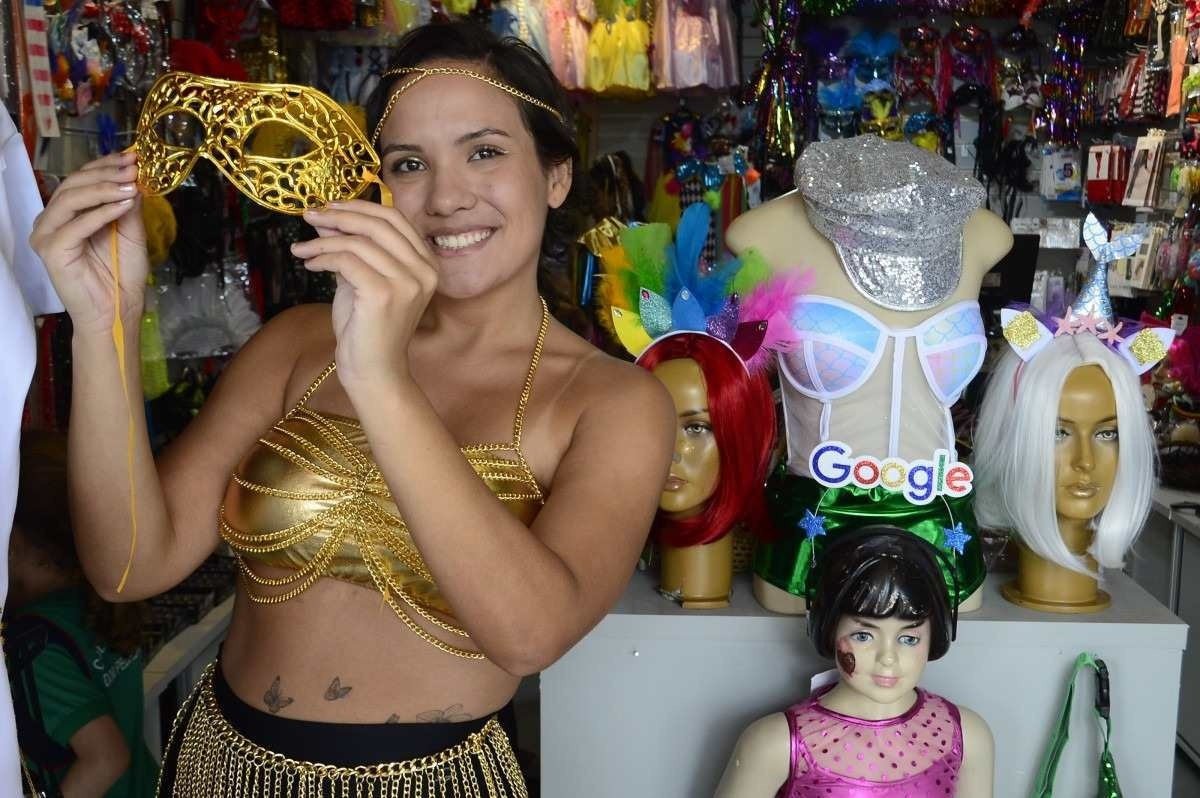  08/02/2024 Crédito: Marcelo Ferreira/CB/D.A Press. Brasil. Brasília - DF -  Como o carnaval movimenta a economia de Brasília. Fantasias para o carnaval 2024. Sudoeste. Emilia Braga (gerente da loja)