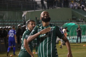 Bicampeão candango pelo Gama em 2019 e em 2020, o centroavantes Nunes virou símbolo do clube  - 