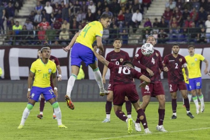 Endrick tenta levar o Brasil ao ataque contra a Venezuela -  (crédito: Joilson Marconne/CBF)