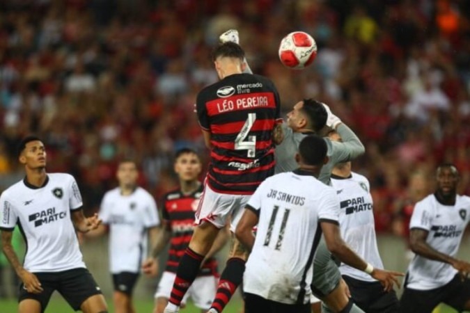 Leo Pereira garante a vitória do Flamengo no apagar das luzes -  (crédito: Foto: Gilvan de Souza / CRF)