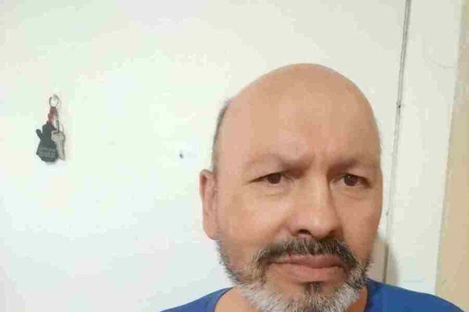 Jose Ojeda mostra o bilhete que ele próprio escreveu, dentro da mina San José: 