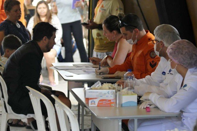 Bombeiros e alunos de curso técnico de enfermagem estão ajudando na triagem dos pacientes
