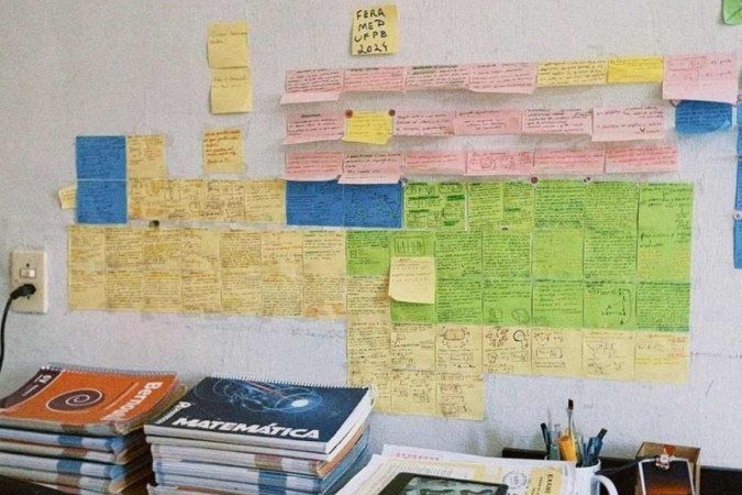 Mesa em que Angélica se dedicava de 10h a 11h nos estudos 