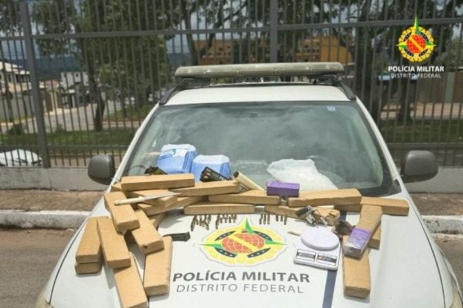 Mercadorias e armas foram encontradas na casa da mãe do traficante -  (crédito: PMDF)