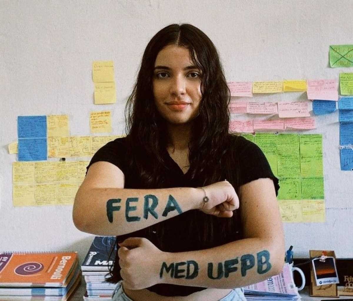 Angélica, de 20 anos, passou no curso de medicina para a UFPB, com nota de 877,55