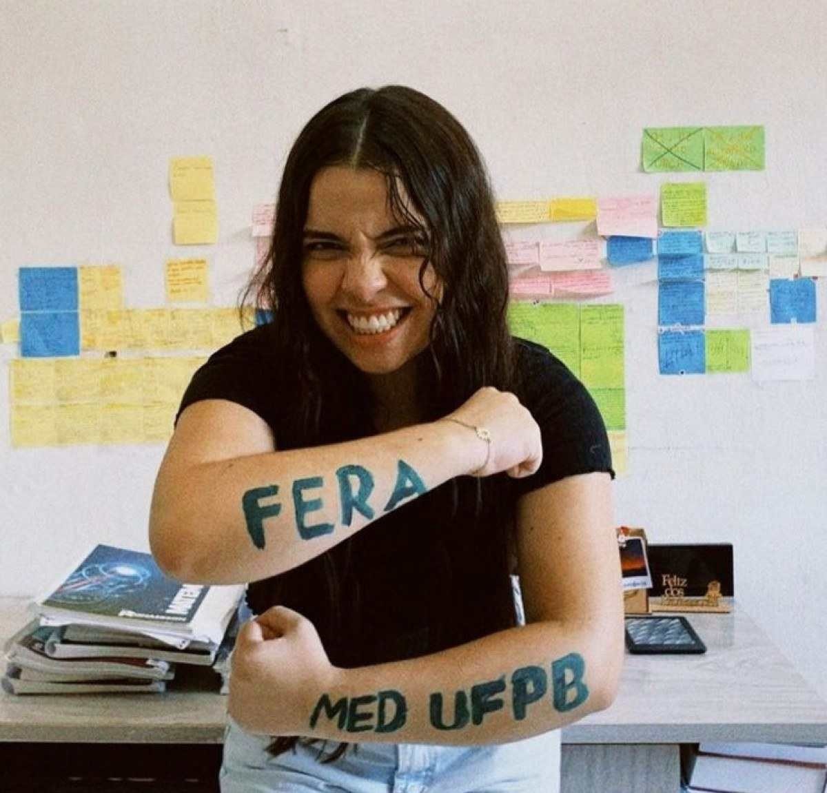 Angélica, de 20 anos, passou no curso de medicina para a UFPB, com nota de 877,55