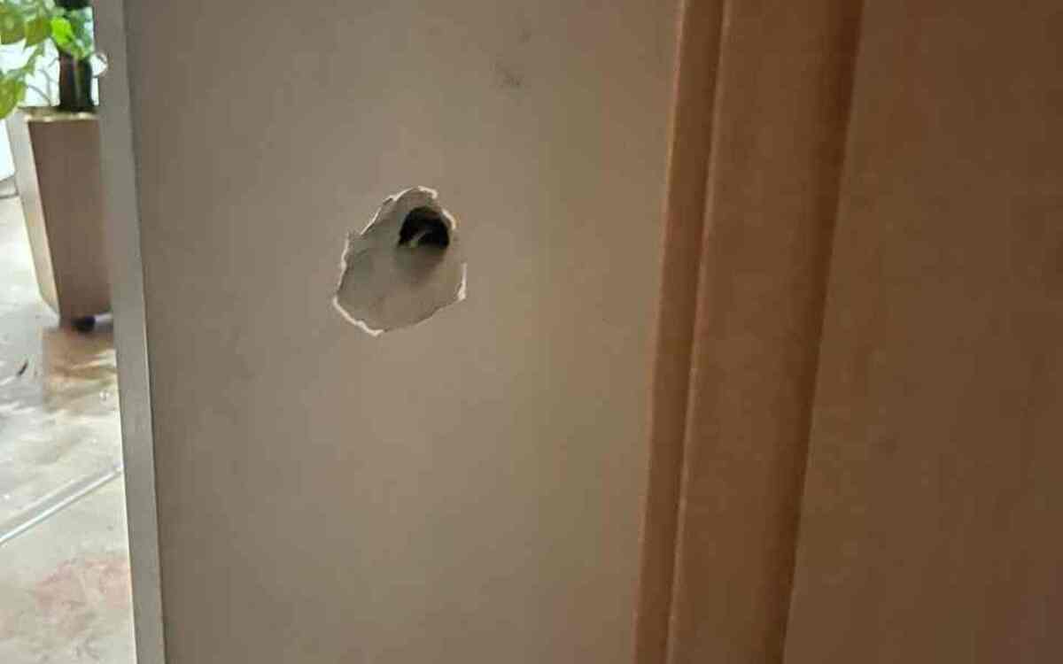 Troca de tiros entre pai do feminicida Wesly Denny deixou marcas na parede