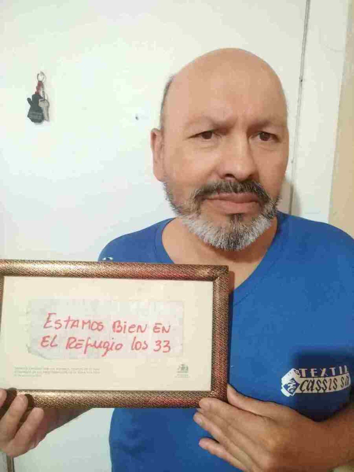 Jose Ojeda mostra o bilhete que ele próprio escreveu, dentro da mina San José: "Estamos bem no refúgio. Os 33" 