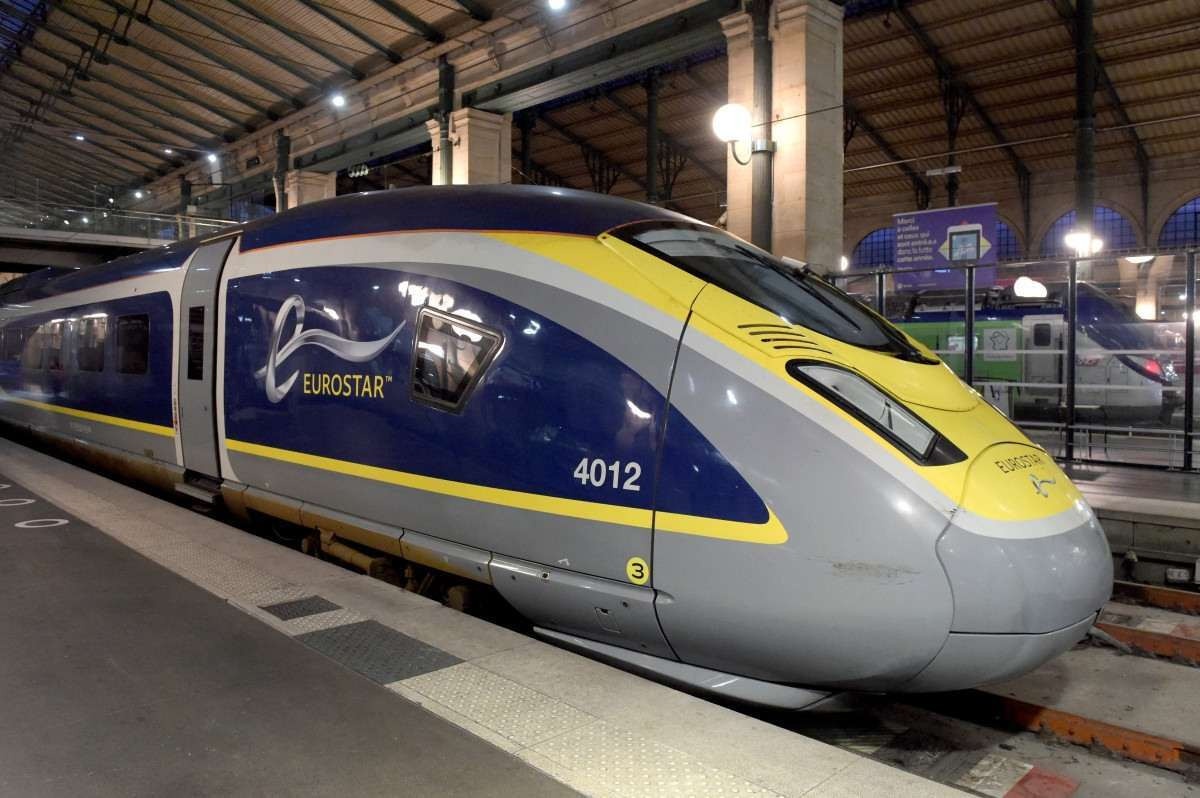 Migrante morre eletrocutado no teto de trem de alta velocidade na França