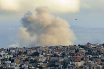 Ondas de fumaça saem do local de um ataque aéreo israelense na vila de Khiam, no sul do Líbano, perto da fronteira com Israel, em 9 de fevereiro de 2024, em meio a tensões transfronteiriças em curso, enquanto os combates continuam entre Israel e militantes do Hamas na Faixa de Gaza. -  (crédito: Rabih DAHER/AFP)