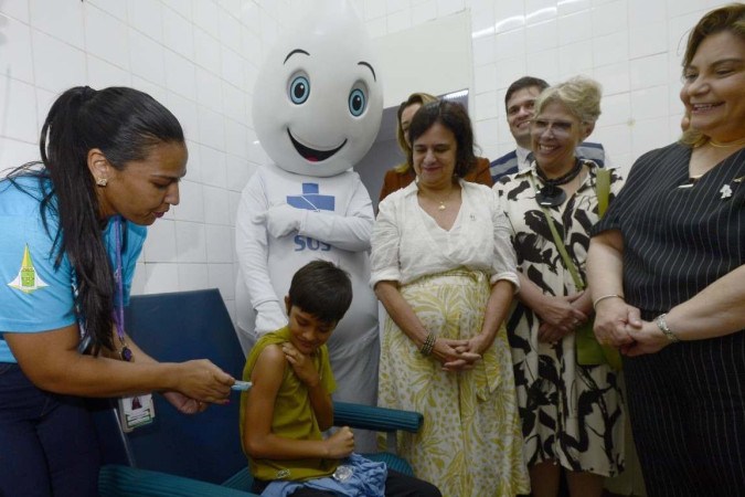 Nísia Trindade acompanha o início da vacinação contra dengue na UBS do Cruzeiro -  (crédito:  Marcelo Ferreira/CB/D.A Press)