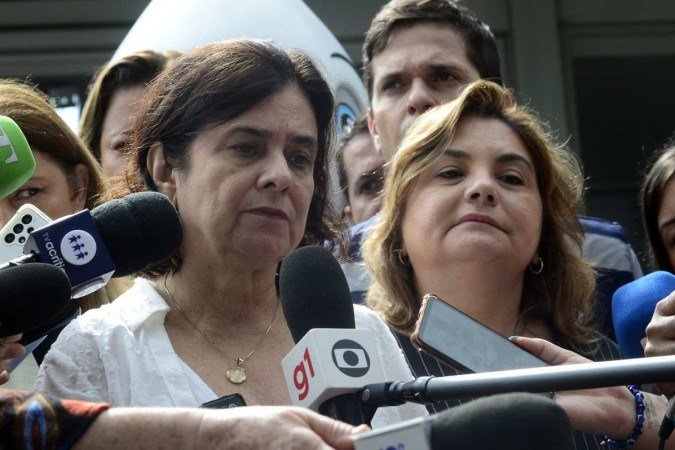  09/02/2024 Crédito: Marcelo Ferreira/CB/D.A Press. Brasil. Brasília - DF - Vacinação contra a dengue. Cruzeiro, Centro de Saúde 9. Ministra da Sáude Nisia Trindade com a secretaria de saúde do DF Lucilene Maria Florêncio de Queiroz