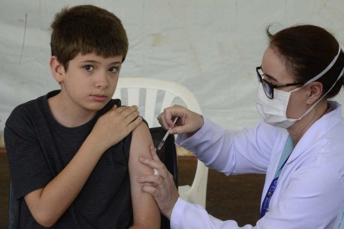 Tomás foi corajoso na hora de receber a picada no braço