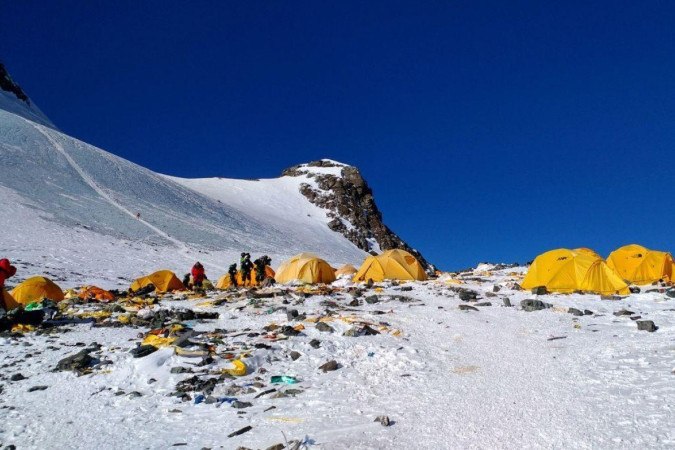 Muitos montanhistas usam espaços abertos para fazer as necessidades nos acampamentos mais altos do Everest -  (crédito: Getty Images)