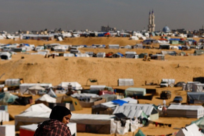 A maioria das pessoas que está em Rafah foi desalojada anteriormente devido a conflitos em outras partes de Gaza — e hoje vive em tendas -  (crédito: REUTERS/Ibraheem Abu Mustafa)