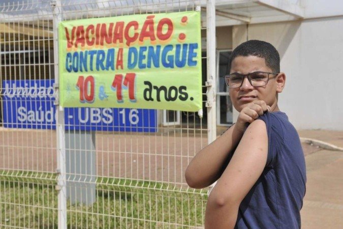 Natal faz pose de herói após receber a primeira dose do imunizante