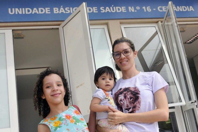 Gabriela Souza feliz em poder vacinar a filha mais velha, Ana Luíza