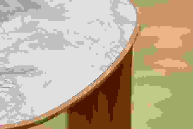 A Essenza Móveis apresentou diversas formas de incorporar o uso do elemento em projetos interiores na Abimad, em São Paulo