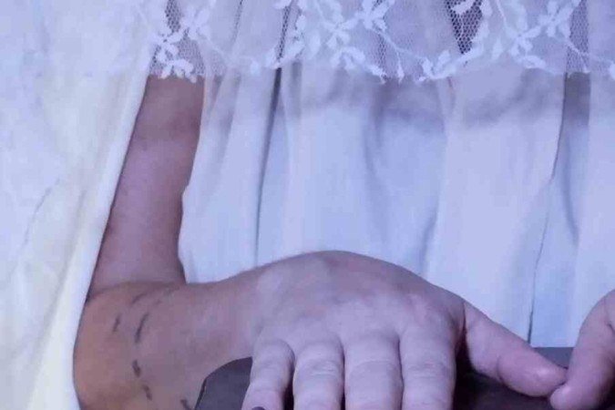 QUININA, do espetáculo A trilogia dos afetos, com Amara Hurtado, da companhia As caixeiras