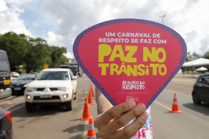 São distribuídos materiais de divulgação da campanha aos motoristas abordados -  (crédito: Romulo Serpa/CNJ)